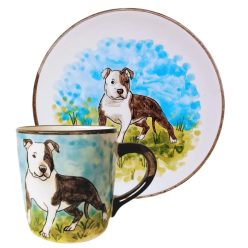 A kézzel készített Staffordshire Terrier bögre és reggeliző tányér káros anyagoktól mentes szett, mely mosogatógépben mosható és mikróban is melegíthető.